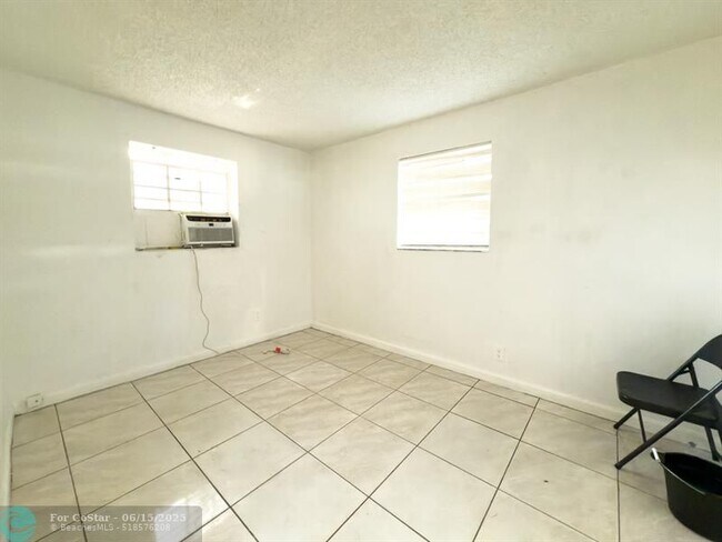 Building Photo - 1717 NW 8th Pl