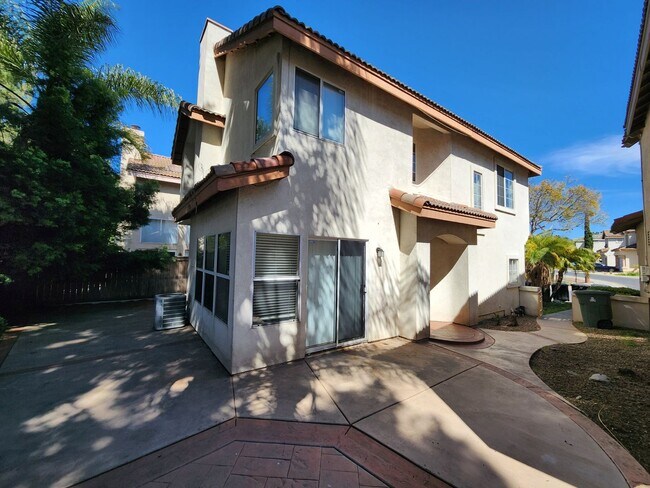 Building Photo - 4 Bedroom House in Eastlake - Championship Classics Community