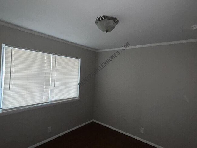 Building Photo - 5406 E 25th Pl