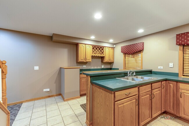 Building Photo - 1214 Shoreline Dr