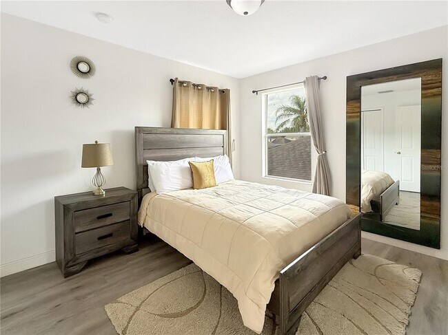 Building Photo - 530 Orista Dr