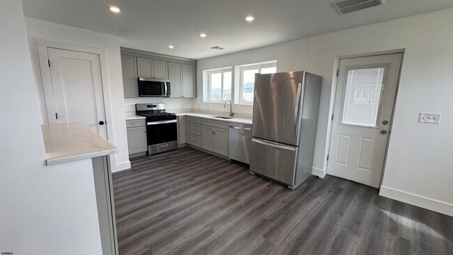 Building Photo - 566 N Elberon Ave