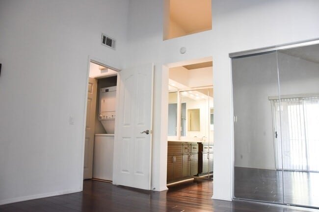 Building Photo - 8215 E White Oak Ridge