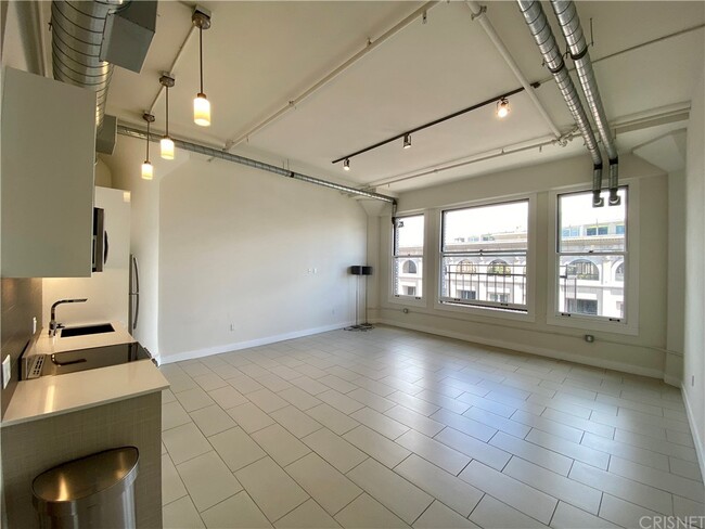Building Photo - 939 S Broadway-