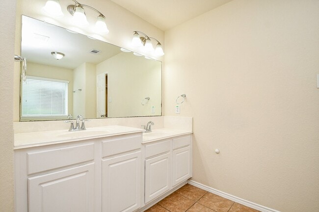 Building Photo - 5327 Stonegate Dr