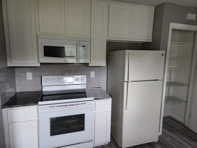 Building Photo - 220 Old County Line Rd