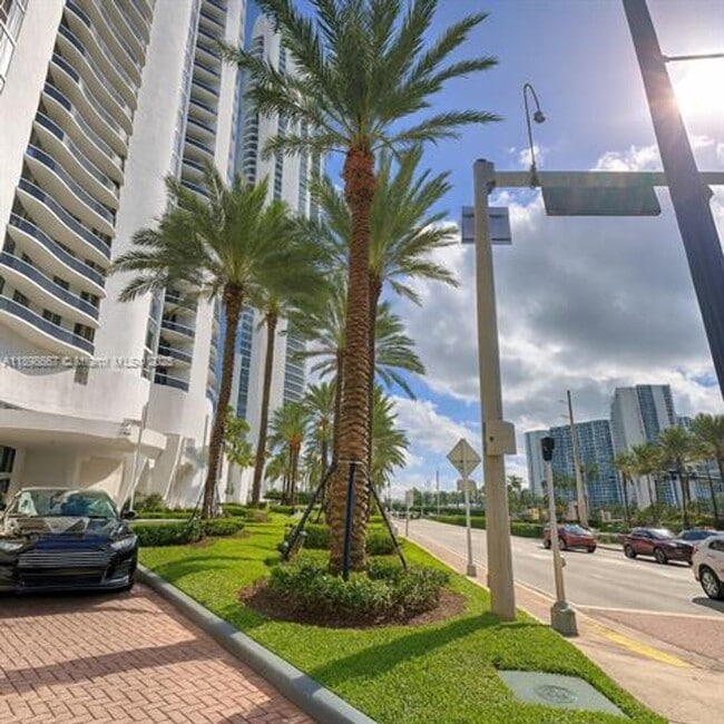 Building Photo - 15901 Collins Ave