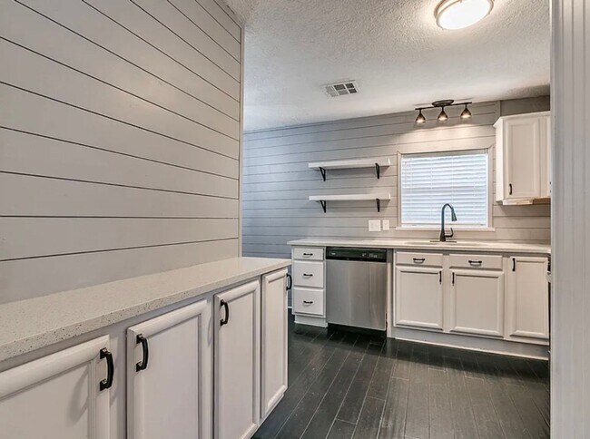 Building Photo - Fully Remolded 2bed/2bath with a Versatile...