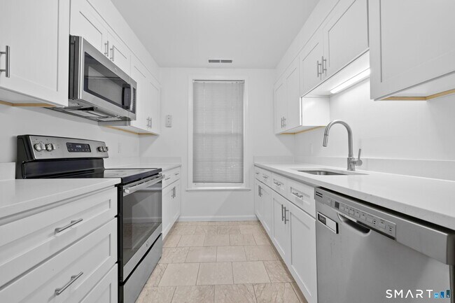 Building Photo - 140 Field Point Rd