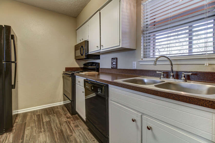 Kitchen with Microwave * select units - Oak Terrace