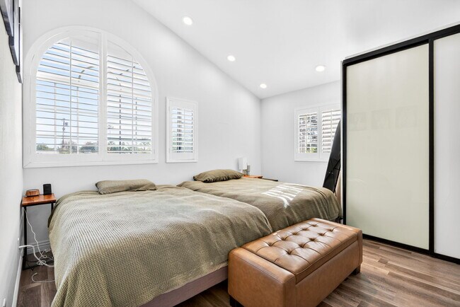 Building Photo - 6257 Bluebell Ave