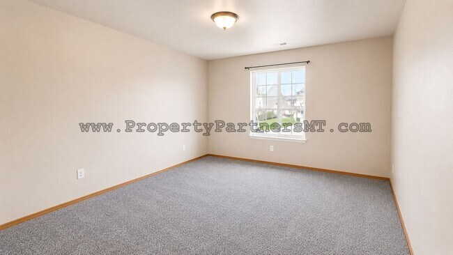 Building Photo - Very Nice 3 Bed 2.5 Bath Town house in River Rock Subdivision!