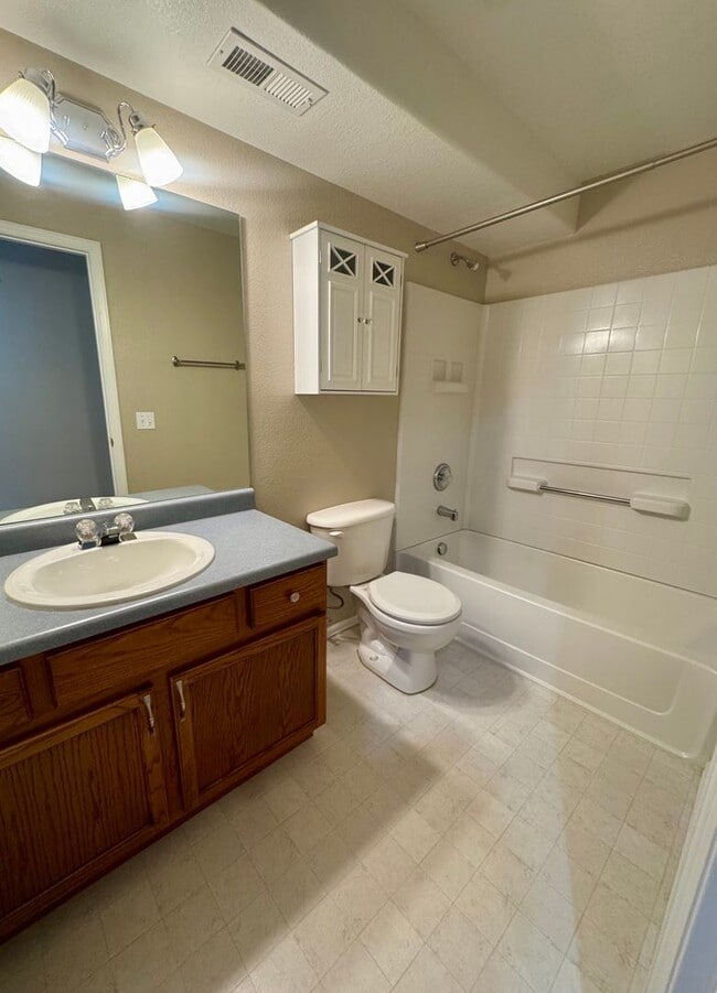 Building Photo - Beautiful home in with Stunning Mountain Views