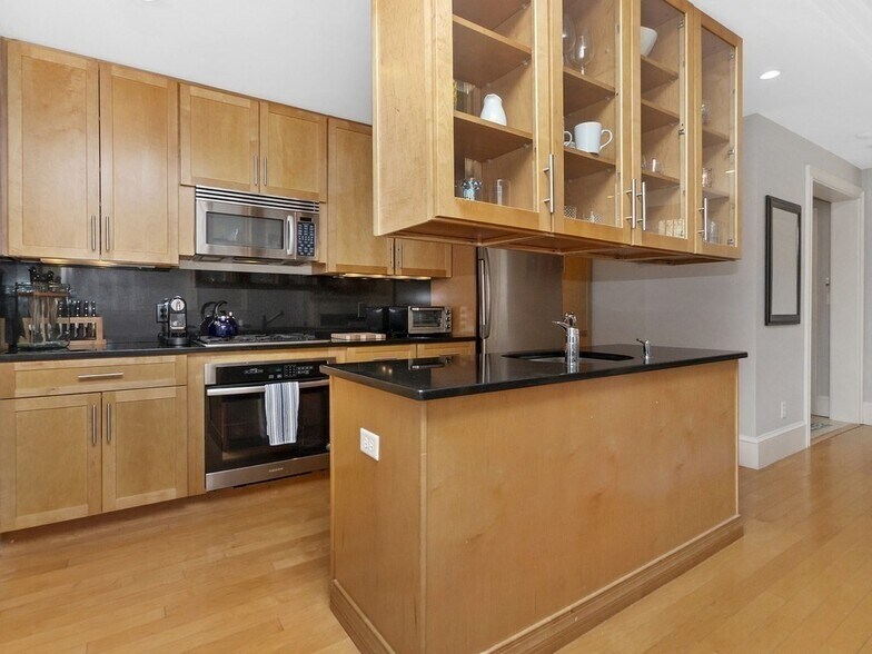 Building Photo - 106 E Brookline St