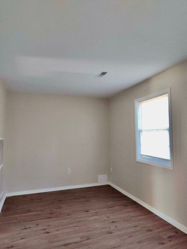 Building Photo - Available 3 Bedroom 1.5 bath Townhouse in Fredericksburg, Stafford County