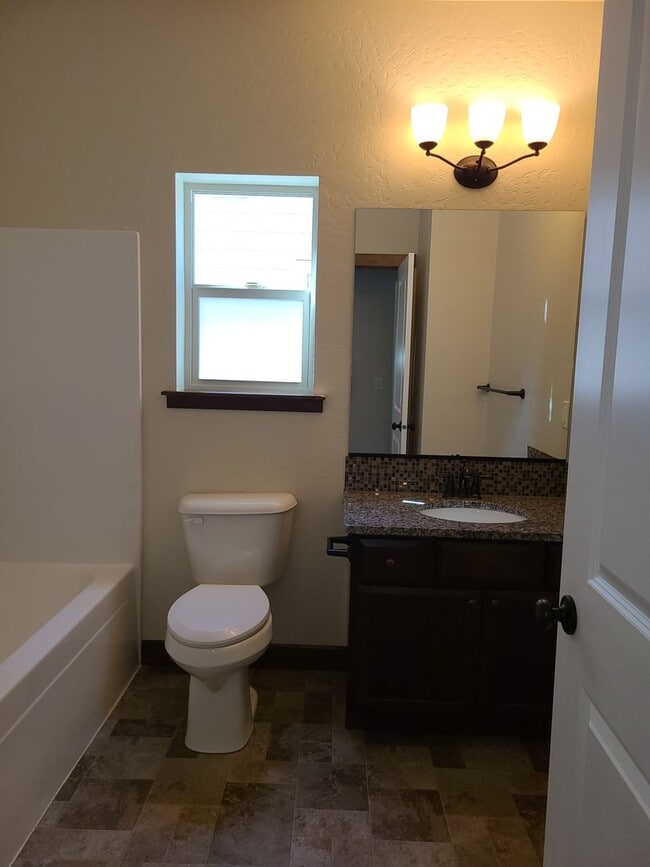 Building Photo - Beautiful Custom 3 bedroom 2 bath Home for Rent in Post Falls, ID