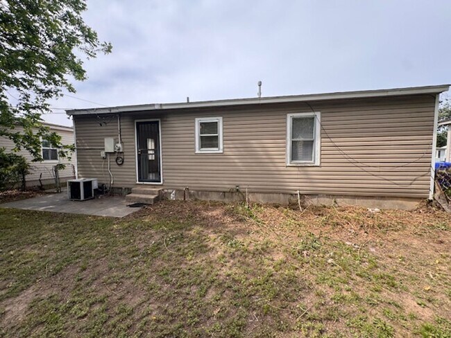 Building Photo - Norman 2 bed cutie, clean and ready for move in!  covered porch and storage shed!
