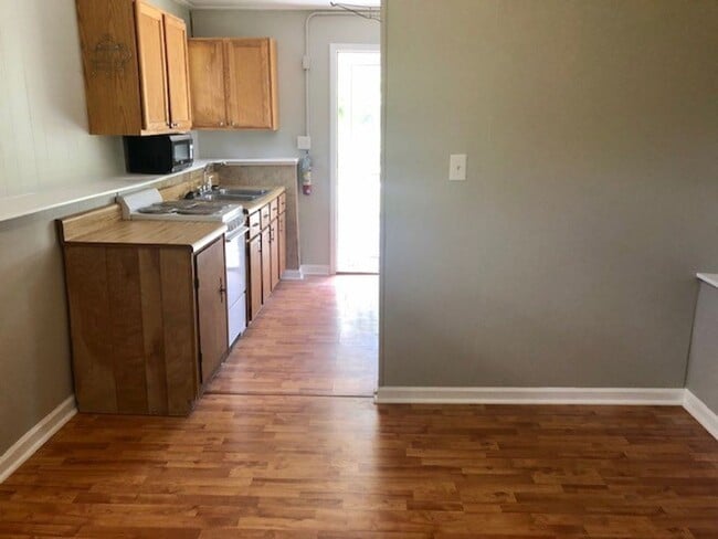 Building Photo - Move in Ready! Move-in Special of $250 off...