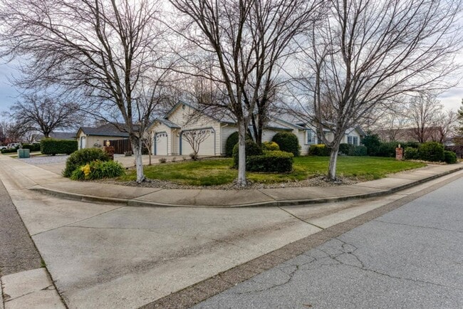 Building Photo - SPACIOUS 3 BED 2.5 BATH HOUSE WITH 3 CAR GARAGE