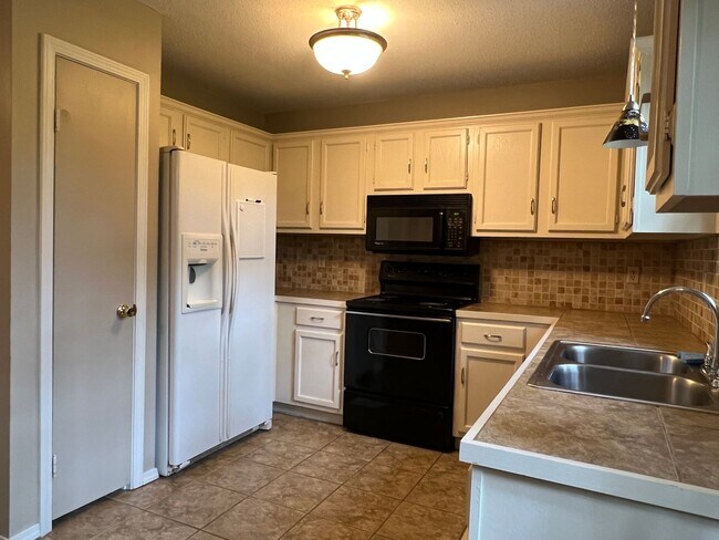 Building Photo - 127 Rolling Oaks Dr