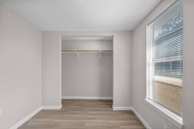 Building Photo - Charming 5- Bedroom Home in the Heart of T...
