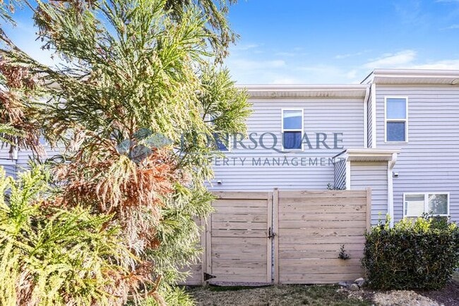 Building Photo - Conveniently Located Townhome With 3 Beds and 2.5 Baths