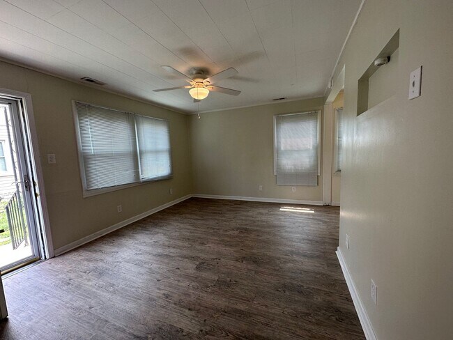 Building Photo - 1528 Redwood Dr