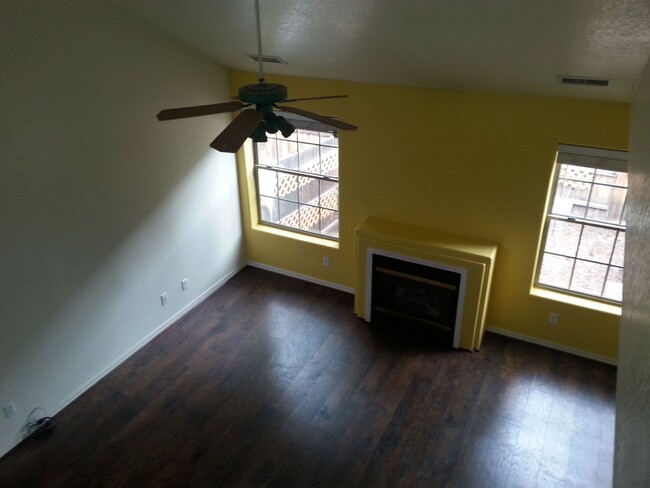 Building Photo - AVAILABLE NOW! 3 Bed/2.5 Bath in The Townh...