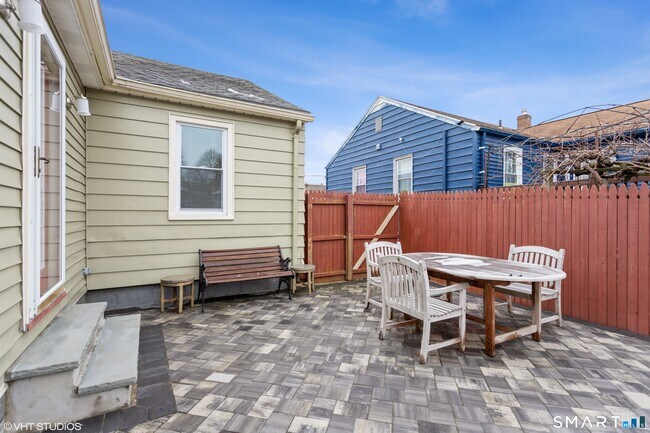 Building Photo - 680 Queen St