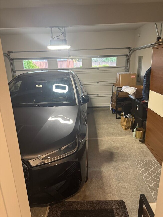 Building Photo - Luxury 3  Bedroom 2.5 Bath Townhome Located in Kirkland