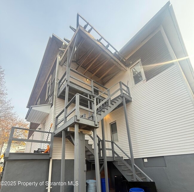 Building Photo - 1019 Bunker Hill St