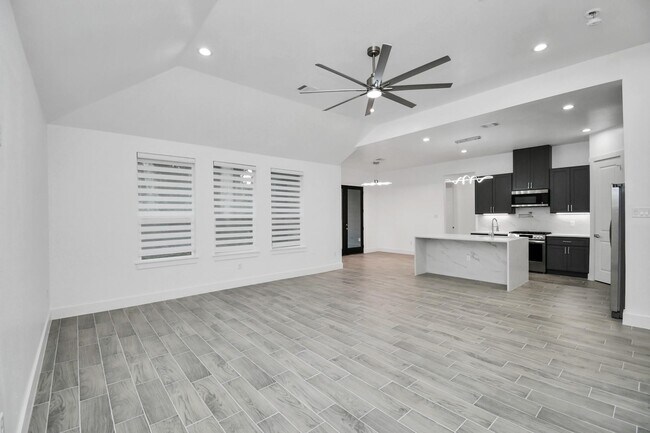 Building Photo - 517 Lovers Ln