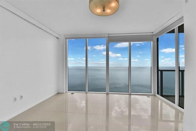 Building Photo - 16699 Collins Ave