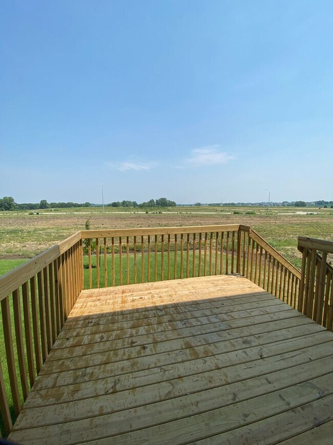 Building Photo - Newer Build Home in Beautiful Norwalk! HUG...