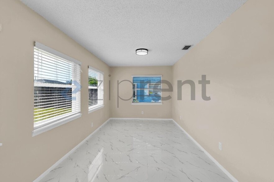 Building Photo - Unit B