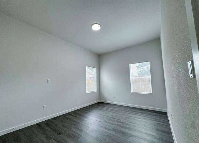 Building Photo - 328 Clearwater St