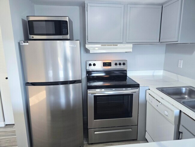 Building Photo - 308 Miracle Strip Pkwy SW