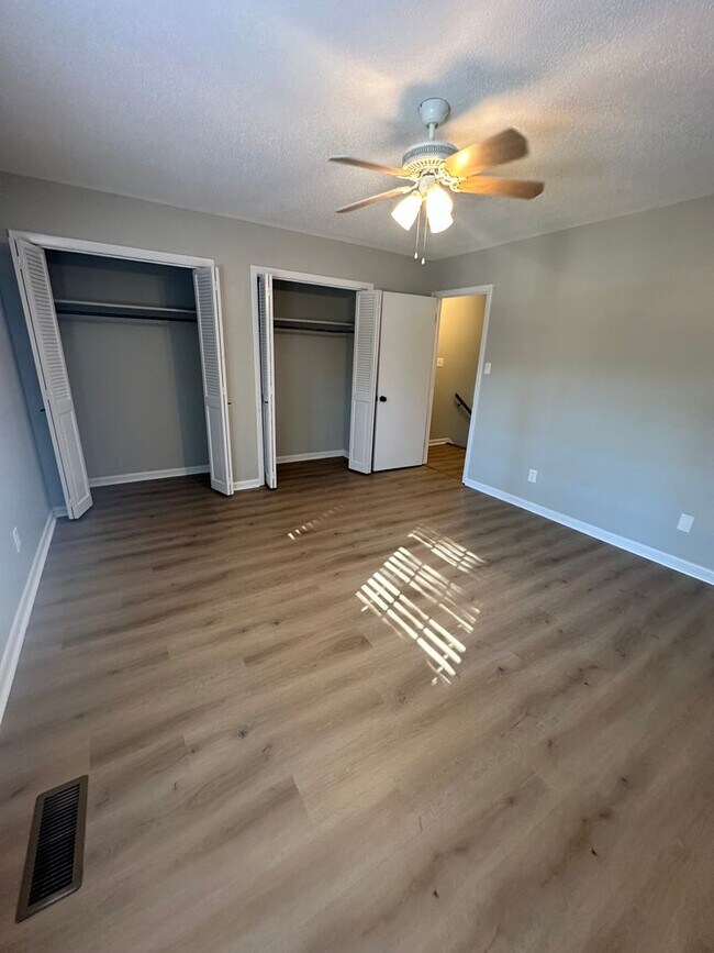 Building Photo - Beautiful 2 Bedroom 1.5 Bath Townhome!