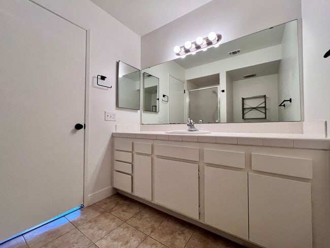 Building Photo - $2,295 Shaw & Van Ness, 3 Bedroom Condo- S...