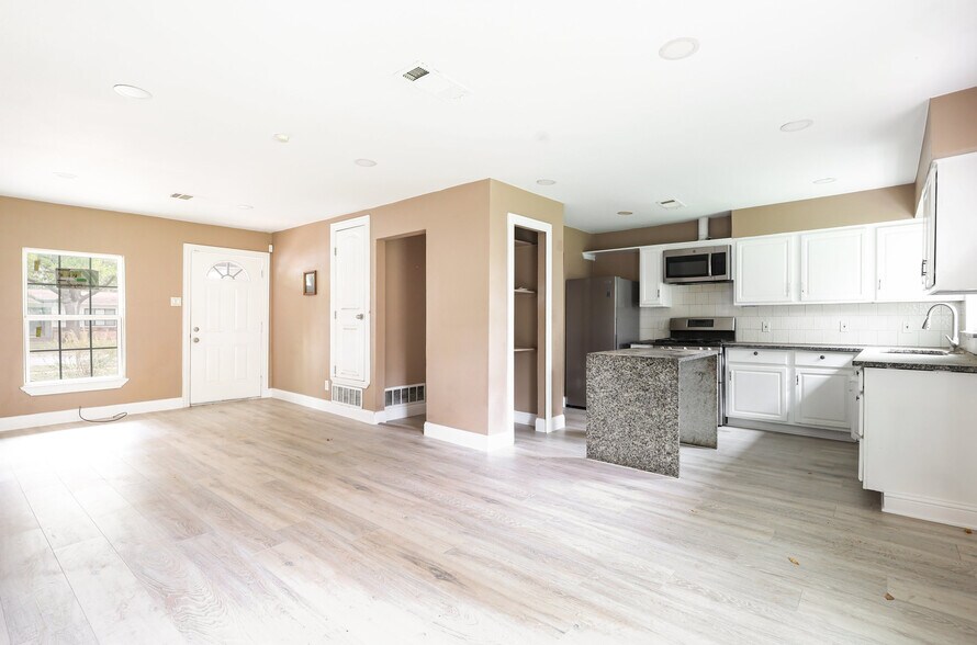 Building Photo - 517 Thompson St