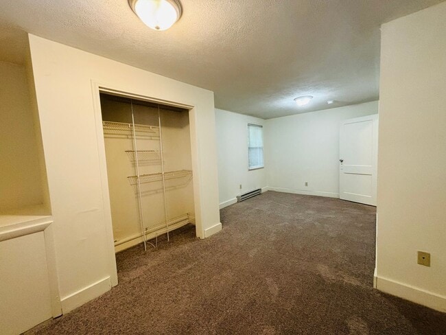 Building Photo - 3 Bedroom 1 Bath Duplex