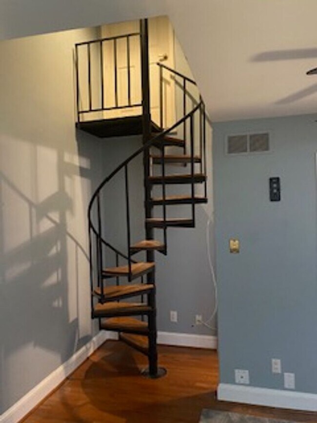 Building Photo - Single Family Townhome, 2 bedrooms, 3 full...