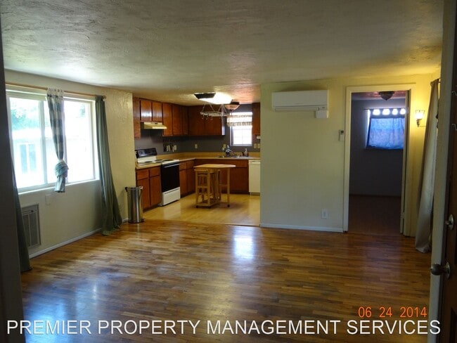 Building Photo - 3 br, 2 bath House - 902 25th Place