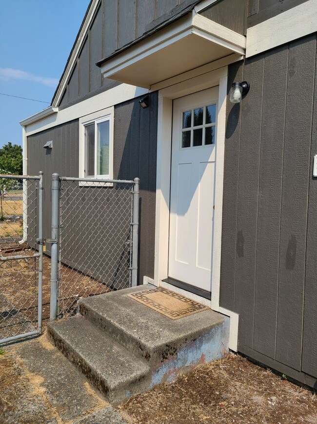 Building Photo - Beautifully Updated South Tacoma 3 Bedroom