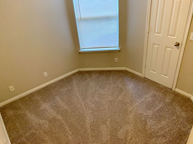 Building Photo - Lovely 3 bedroom, 2.5 bathroom Duplex in A...