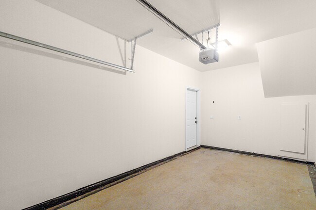 Building Photo - 558 Calen Ln