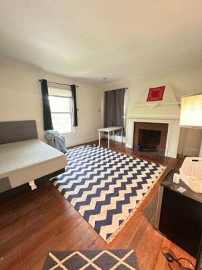 Building Photo - BC / Cleveland Circle 10 Bed/3.5 Bath House on Orkney Rd for September 2026