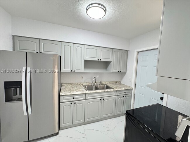 Building Photo - 1096 NE 157th St