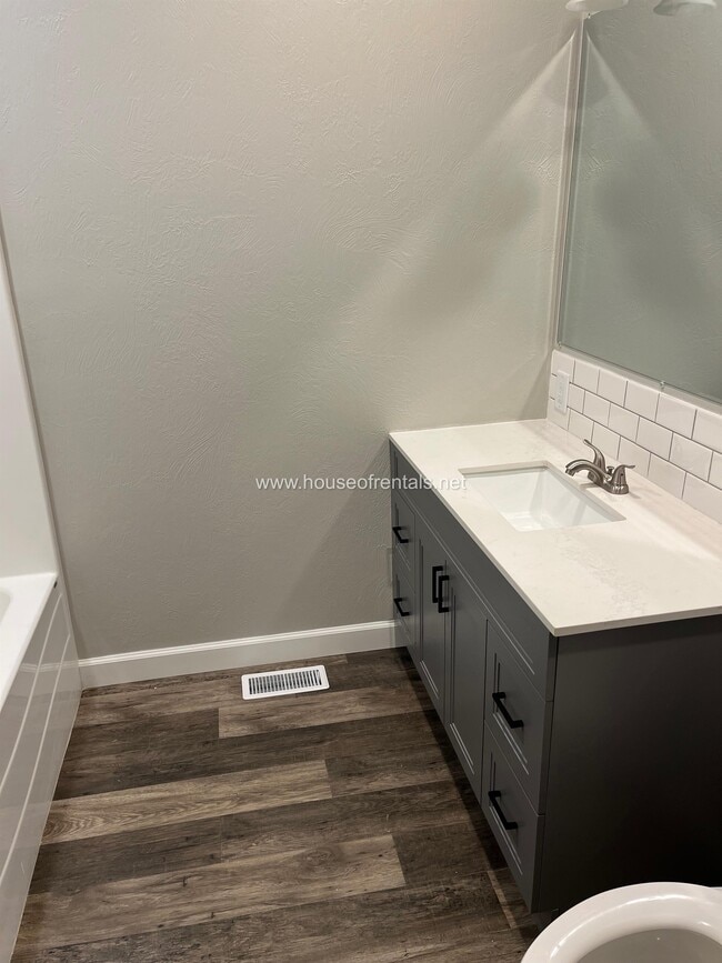 Building Photo - 511 N Maple St