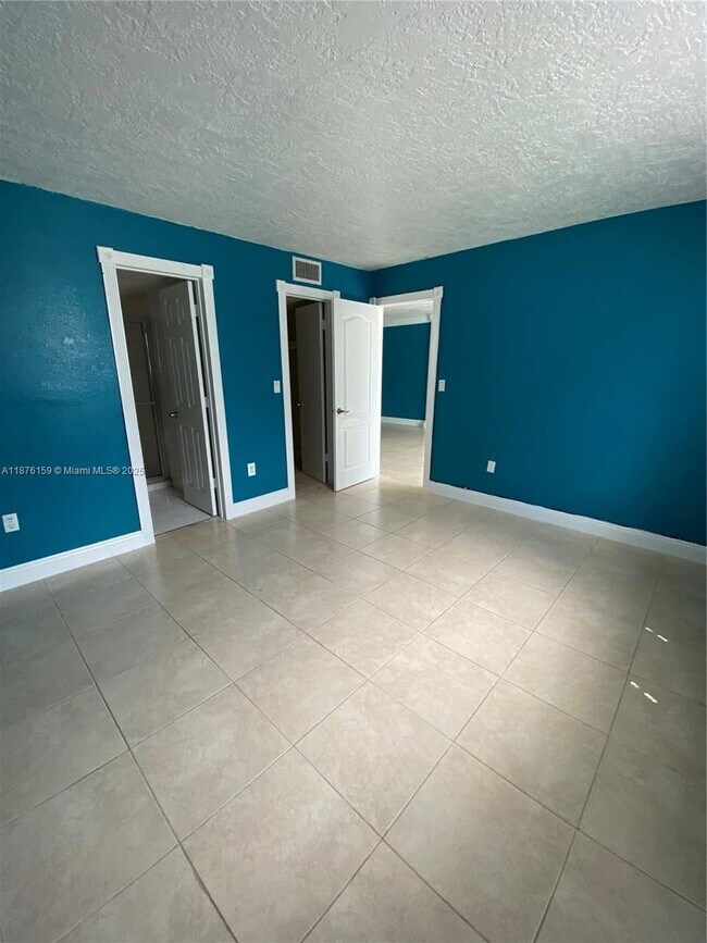 Building Photo - 10090 NW 80th Ct